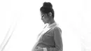 Meskipun terlihat sederhana, akan tetapi Olla Ramlan tampak begitu cantik saat menjalani pemotretan maternity dengan konsep monokrom. (Foto: instagram.com/ollaramlanaufar)