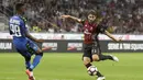 Aksi pemain AC Milan, Manuel Locatelli (kanan) saat mencoba melepaskan tembakan melewati pemain Sassuolo pada lanjutan Serie A di Stadion San Siro, Milan (2/10/2016). (AP/Antonio Calanni)