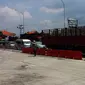 Sejumlah kendaraan berat jenis trailer dan truk besar masih beroperasi melintasi jalur pantura Brebes-Tegal, Jumat (9/9/2016) siang. (Liputan6.com/Fajar Eko Nugroho)