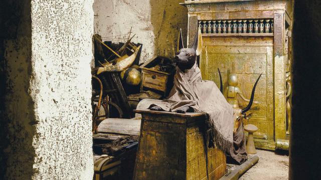 Foto berwarna dari harta karun di makam Firaun Tutankhamun yang dipotret Harry Burton pada tahun 1926.