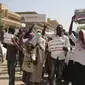 Demonstran Sudan ambil bagian dalam unjuk rasa menuntut pembubaran pemerintahan transisi, di luar istana presiden di Khartoum, Sudan, Sabtu, 16 Oktober 2021 (AP Photo)