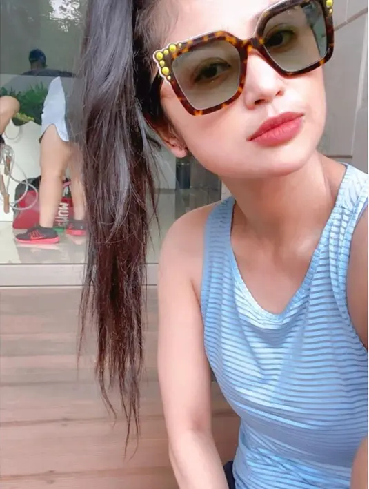 Dengan kacamata Dewi Perssik tetap tampil modis dan berkelas. Koleksi kacamatanya pun ada yang ditaksir hingga belasan juta rupiah. (Liputan6.com/IG/@dewiperssikreal)