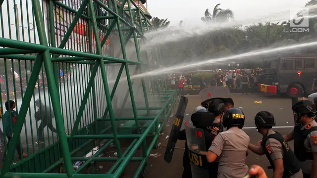 Polisi Tembakkan Gas Air Mata Bubarkan Demo Mahasiswa di Depan DPR