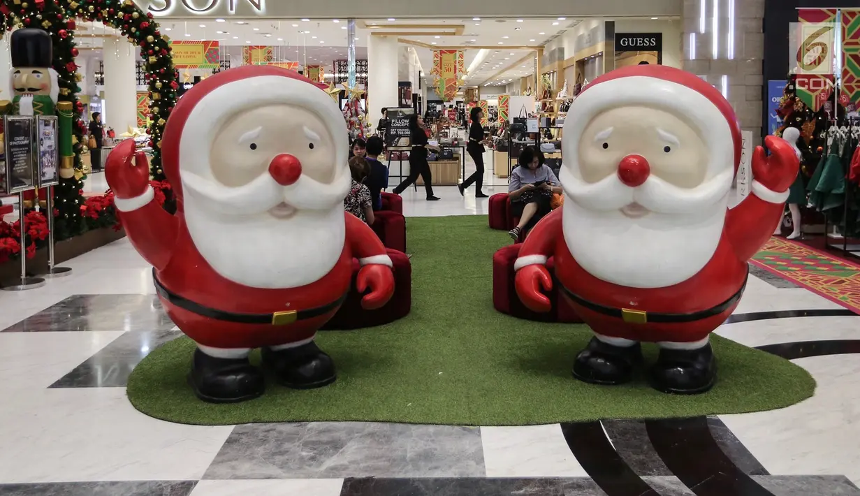 Dua patung Sinterklas menghiasi atrium Lippo Mall Puri, Jakarta, Kamis (29/11). Menyambut libur sekolah dan Natal, Lippo Malls Indonesia menggelar kegiatan dengan tema Holiday Sensation. (Liputan6.com/Fery Pradolo)
