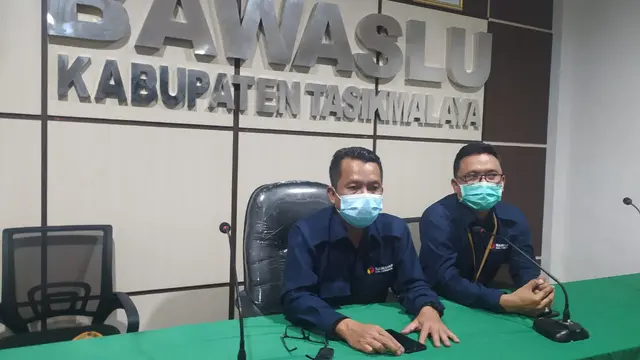 Ketua Bawaslu Kabupaten Tasikmalaya Dodi Juanda  tengah memberikan keterangan kepada wartawan mengenai himbauan untuk tidak melakukan deklarasi klaim kemenangan lebih awal di Pilkada Tasikmalaya, Jawa Barat.