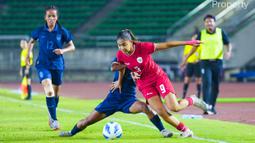 Pemain Timnas Indonesia Putri, Claudia Scheunemann (kanan) berusaha melewati penjagaan pemain Kamboja pada laga final Piala AFF Wanita 2024 di New Laos National Stadium, Vientiane, Kamis (05/12/2024) malam WIB. (Dok. PSSI)