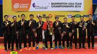 Tim putra Indonesia memamerkan medali emas di Kejuaraan Bulutangkis Asia Beregu 2018 di Alor Setar, Malaysia, Minggu (11/2/2018). Indonesia mengalahkan China 3-1 di final. (PBSI)