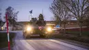 Anggota Resimen Gotland berpatroli menggunakan tank di Visby, utara Gotland, Swedia, 16 Januari 2022. Seorang kepala militer Swedia mengatakan bahwa mereka melihat peningkatan aktivitas Rusia di Laut Baltik yang membuat mereka meningkatkan kesiapannya. (Karl Melander/TT News Agency via AP)