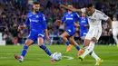 Pemain Real Madrid, Kylian Mbappe, melepaskan tendangan ke gawang Getafe pada laga Liga Spanyol di Estadio Coliseum. (AP Photo/Manu Fernandez)