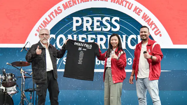 Pemberian t-shirt tour 10 kota Gaung Merah SeGALAnya  (dok. Gaung Merah/Winda Syifa Sahira)