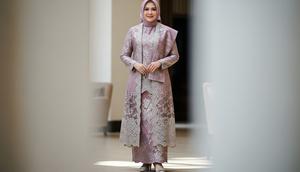 Model Gamis Blazer Brokat untuk Wanita 50 Tahun/Gemini AI