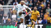Bek Chelsea, Reece James, berusaha mengendalikan bola saat menghadapi Wolverhampton Wanderers pada laga pekan ke-30 Premier League 2022/2023 yang digelar di Molineux Stadium, Sabtu (8/4/2023) malam WIB (AFP/Darren Staples)