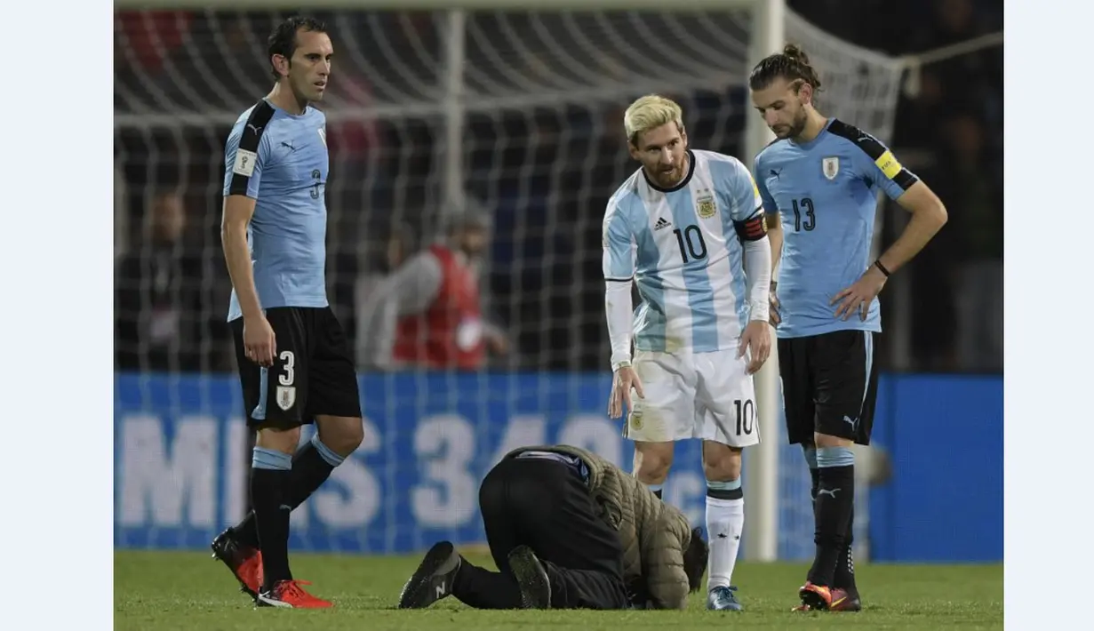  Seorang penggemar berusaha mencium kaki Lionel Messi saat laga Kualifikasi Piala Dunia 2018 antara Argentina melawan Uruguay di Mendoza, Argentina, (1/9/2016). (AFP/Juan Mabromata)