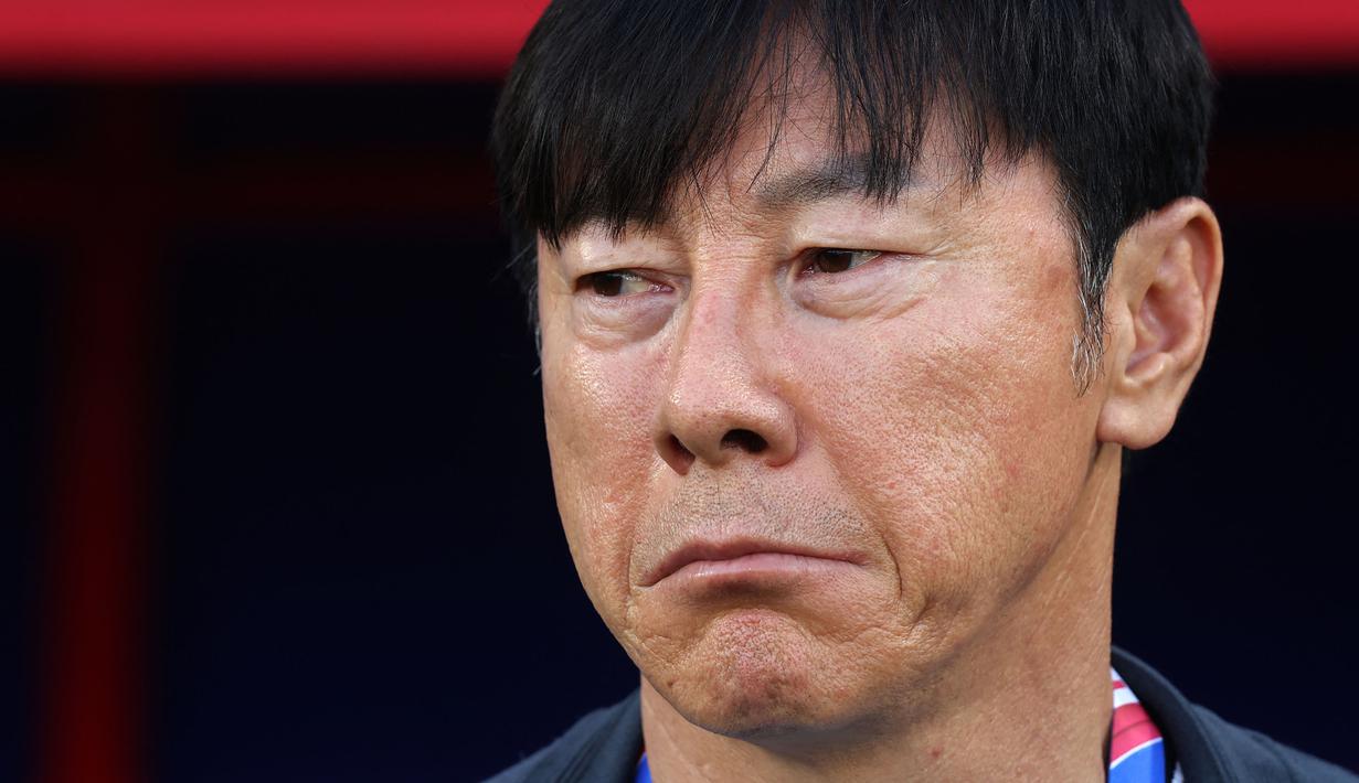 Pelatih Timnas Indonesia U-23, Shin Tae-yong juga tak luput dari keputusan kontroversi sang wasit. Ia diganjar kartu kuning setelah dianggap memberikan protes yang berlebihan kepada sang wasit. (AFP/Karim Jaafar)