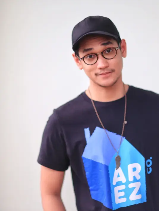 Duet bareng senior, penyanyi berlesung pipit ini banyak mendapat arahan. Dalam kolaborasinya nanti, dua penyanyi beda generasi itu tetap dengan cara dan karakter masing-masing. (Adrian Putra/Bintang.com)