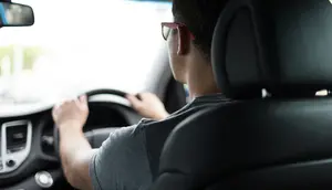 Sering Ngantuk Saat Berkendara? Ini 10 Cara Menjaga Tetap Waspada