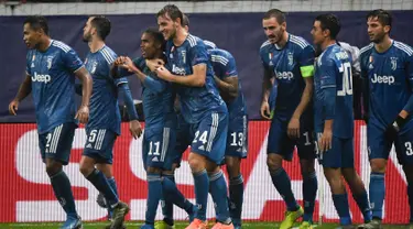 Gelanadang Juventus, Douglas Costa (ketiga kiri) berselebrasi dengan rekan-rekannya usai mencetak gol di menit ke-90  ke gawang Lokomotiv Moswoc pada pertandingan Grup D Liga Champions di stadion RZD Arena, Moskow (6/11/2019). Juventus menang 2-1 atas Lokomotiv Moscow. (AFP Photo/Alexander Nemenov)