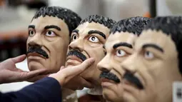 Puluhan Topeng "El Chapo" Guzman tertata rapi disebuah toko di kota Meksiko, Kamis (15/10/2015). Topeng gembong narkoba "El Chapo" diperjualkan menjelang Halloween. (REUTERS/Henry Romero)