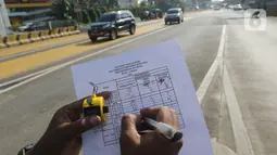 Petugas Dinas Perhubungan mendata mobil yang menuju Jakarta di Gerbang Tol Bekasi Barat, Jawa Barat, Rabu (8/4/2020). Gubernur Jawa Barat Ridwan Kamil mengajukan status Pembatasan Sosial Berskala Besar (PSBB) di wilayah Bogor, Depok, dan Bekasi kepada pemerintah pusat. (Liputan6.com/Herman Zakharia)