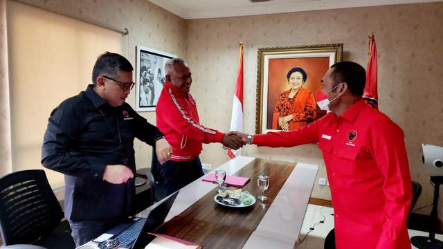 Dewan Pimpinan Pusat (DPP) PDI Perjuangan (PDIP) memanggil Ketua Dewan Pimpinan Cabang (DPC) PDIP Kota Solo FX Hadi Rudyatmo ke Kantor DPP PDIP, Jalan Diponegoro, Menteng, Jakarta Pusat