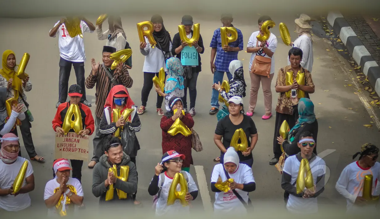 Massa menggelar aksi Karnaval Rakyat Lawan Korupsi menuntut untuk menghentikan kriminalisasi terhadap KPK, Rabu (8/4/2015). Aksi tersebut digelar dari patung kuda menuju Istana Negara, Jakarta. (Liputan6.com/Faizal Fanani)