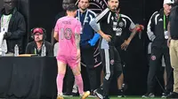 Penyerang Argentina Inter Miami bernomor punggung 10, Lionel Messi, meninggalkan lapangan selama pertandingan musim reguler Major League Soccer (MLS) antara Inter Miami CF dan Philadelphia Union di Stadion Nu di Miami, Florida, pada 25 Mei 2026. Lionel Messi keluar dari pertandingan Major League Soccer Inter Miami melawan Philadelphia Union karena cedera kaki pada 25 Mei, hanya beberapa minggu sebelum dimulainya Piala Dunia. Superstar Argentina, Messi, diganti pada menit ke-73 setelah memegang bagian belakang kaki kirinya dan meminta untuk keluar lapangan. (CHANDAN KHANNA/AFP)