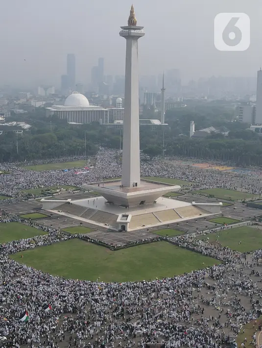 Menurut informasi, massa yang sebagian besar mengenakan baju putih mulai memadati Monas dari pukul 06.00 WIB. (merdeka.com/Imam Buhori)