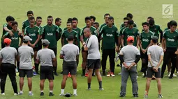 Asisten Pelatih Timnas Indonesia U-22, Nova Arianto memberikan arahan pada sesi latihan di Stadion Madya, Jakarta, Kamis(24/1). Timnas Indonesia U-22 mengasah teknik finishing dan transisi. (Bola.com/Yoppy Renato)