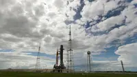 Roket NASA untuk misi Artemis 1 terlihat setelah batal diluncurkan dari Launch Pad 39B, Kennedy Space Center, Cape Canaveral, Florida, Amerika Serikat, 29 Agustus 2022. Proyek ini merupakan "sekuel" dari proyek Apollo yang mendarat di Bulan beberapa dekade lalu. (AP Photo/John Raoux)