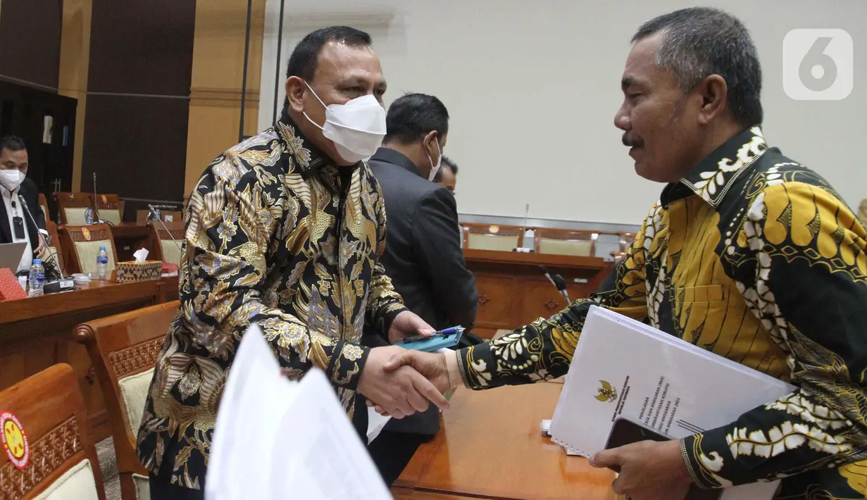 Ketua Komisi Pemberantasan Korupsi (KPK) Firli Bahuri berbincang dengan anggota Komisi III DPR dari Fraksi PAN Sarifuddin Sudding disela rapat kerja dengan Komisi III DPR di Kompleks Parlemen, Senayan, Jakarta, Rabu (7/9/2022). Rapat tersebut membahas RKA K/L tahun 2023 dan pembahasan usulan program yang akan didanai oleh DAK. (Liputan6.com/Angga Yuniar)