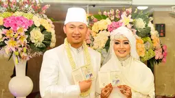 Rona kebahagiaan terpancar dari wajah Nuri Maulida dan Pandu Kesuma Dewangsa usai prosesi ijab kabul, Jakarta, Minggu (9/11/2014). (Liputan6.com/Panji Diksana) 