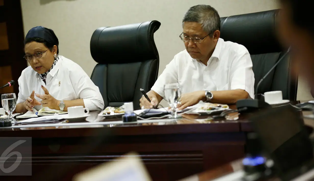 Menlu Retno Marsudi (kiri) ketika menjadi pembicara dalam diskusi di Kantor Staf Presiden, Komplek Istana, Jakarta, Rabu (2/3). Diskusi tersebut membahas seputar KTT OKI dan isu Palestina (Liputan6.com/Faizal Fanani)