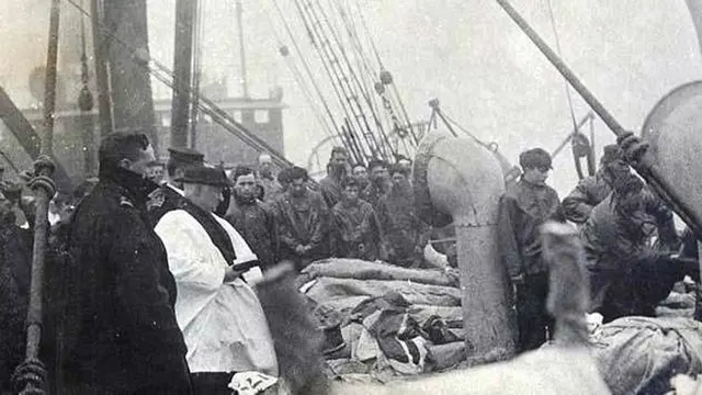 Pemakaman para korban Titanic dari atas Kapal Mackay Bennett.