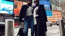 Penampilan stylist Olla Ramlan di New York dimulai dengan outfit bernuansa hitam putih. Mengenakan salah satu koleksi kemeja dari Vivi Zubaedi, Olla Ramlan memadukannya dengan jeans, blazer, dan tas Hermes berwarna hitam (instagram/ollaramlan)