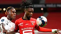 Wonderkid Rennes, Eduardo Camavinga yang masih berusia 18 tahun itu tidak hanya ahli dalam menguasai bola, tapi juga jago tekel dan tak lelah berlari. Camavinga bisa menjadi jenderal lini tengah yang ideal. (Foto: AFP/Damien Meyer)