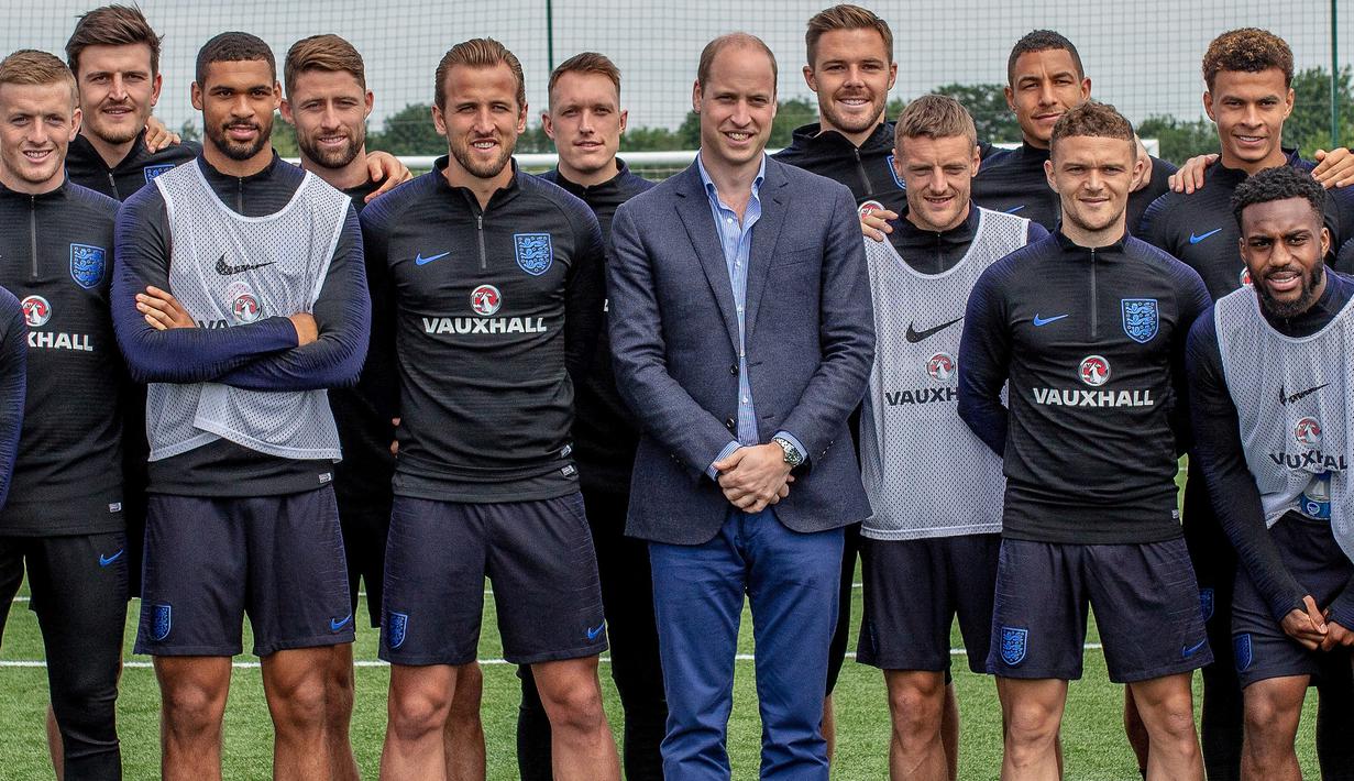 Pangerang William foto bersama para pemain saat menunjungi latihan Timnas Inggris di West Riding County FA, Leeds, Kamis (7/6/2018). Kedatangan ini untuk memberikan support jelang Piala Dunia 2018 Rusia. (AFP/Charlotte Graham)