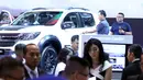 Pengunjung memadati stand pameran mobil pada Indonesia International Motor Show 2018 di JIExpo, Jakarta, Minggu (29/4). Penyelenggara meyakini IIMS 2018 mampu melampaui target transaksi yang ditetapkan Rp3,3 triliun. (Liputan6.com/Helmi Fithriansyah)