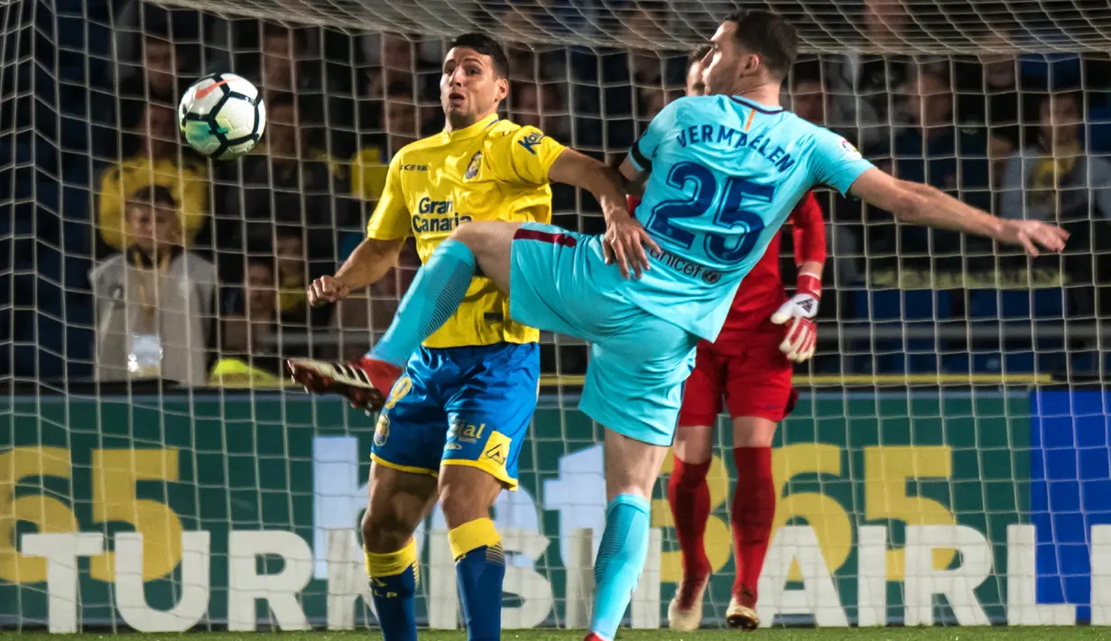 Striker Las Palmas, Jonathan Calleri, berusaha melewati bek Barcelona, Thomas Vermaelen, pada laga La Liga Spanyol di Stadion Gran Canaria, Las Palmas, Kamis (1/3/2018). Kedua klub bermain imbang 1-1. (AFP/Desiree Martin)