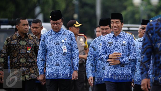 Presiden Joko Widodo (Jokowi) didampingi Mendagri Tjahjo Kumolo menghadiri upacara HUT ke-45 Korps Pegawai Republik Indonesia (Korpri) di Silang Monas, Jakarta, Selasa (29/11). Jokowi akan bertindak menjadi Inspektur Upacara. (Liputan6.com/Faizal Fanani)