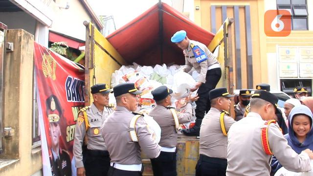 Siswa Setukpa Lemdiklat Polri angkatan ke 54 tahun 2025 gelombang 1 saat memberikan bantuan sosial di kota dan Kabupaten Sukabumi. (Liputan6.com/Fira Syahrin)