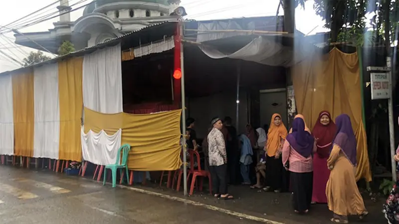 Dirikan Tenda Pernikahan di Jalan Umum, Lampu Lalu Lintas Bikin Salah Fokus