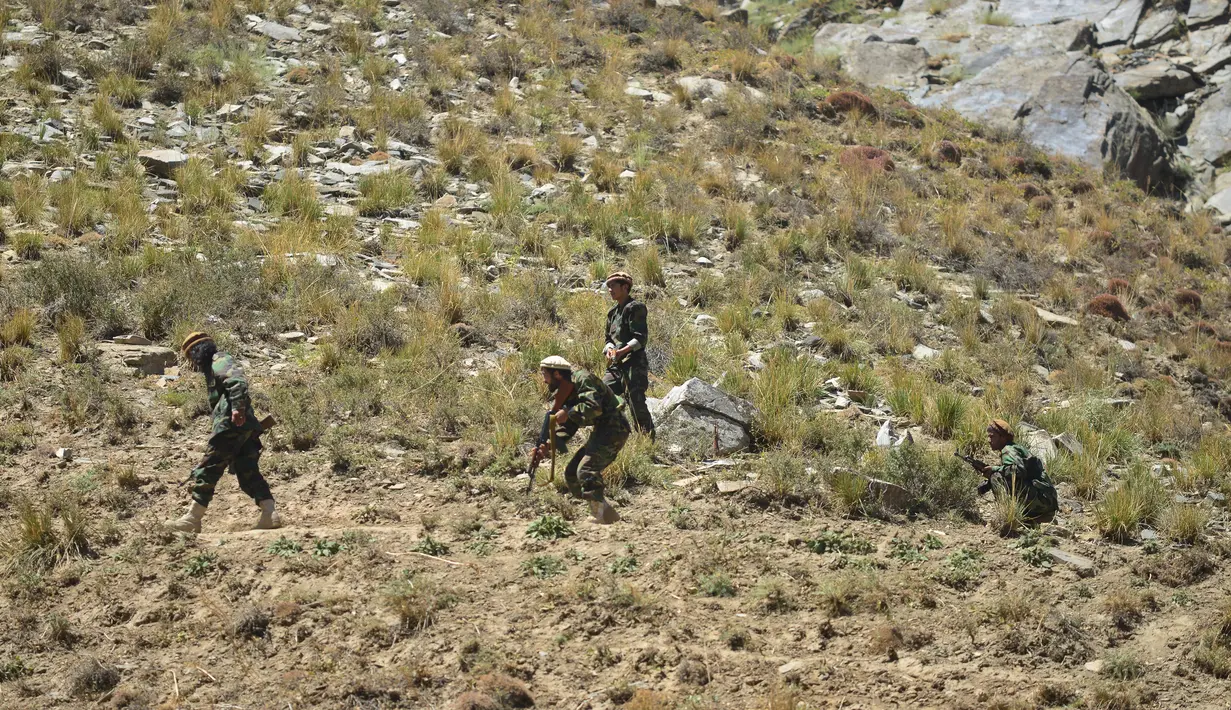 Gerakan perlawanan Afghanistan dan pasukan pemberontakan anti-Taliban mengambil bagian dalam pelatihan militer di daerah Abdullah Khil, Distrik Dara, Provinsi Panjshir, Afghanistan, 24 Agustus 2021. Panjshir jadi satu-satunya wilayah Afghanistan yang belum dikuasai Taliban. (Ahmad SAHEL ARMAN/AFP)