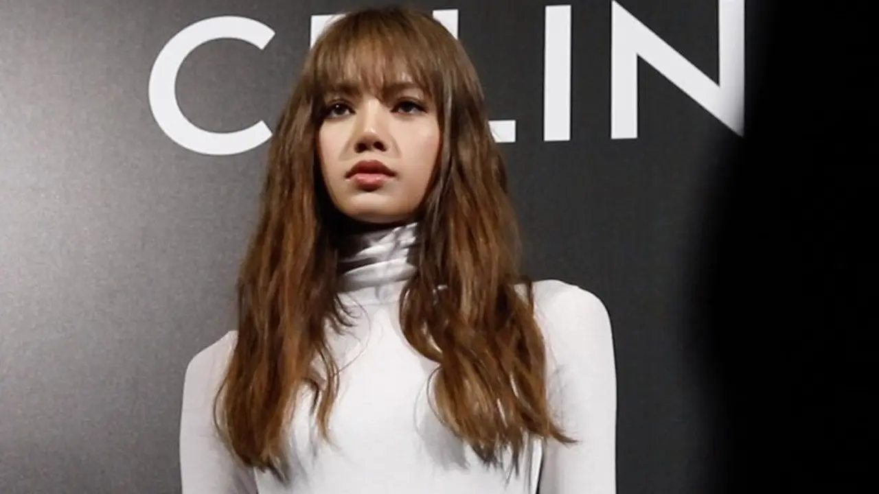 Tampil Bak Boneka Hidup, Lisa BLACKPINK Hadir di Paris Fashion Week 2019