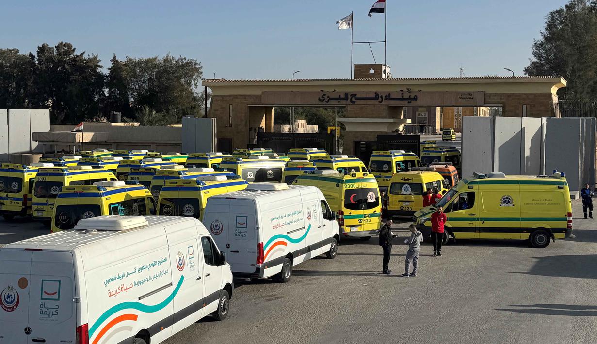 Ambulans menunggu di sisi Mesir sekitar gerbang penyeberangan perbatasan Rafah dengan Jalur Gaza di timur laut Mesir pada 1 Februari 2026. Perbatasan Rafah antara Gaza dengan Mesir kembali disibukkan dengan aktivitas. (Foto oleh AFP)