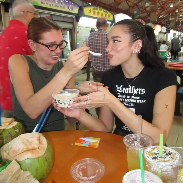 6 Gaya Dua Lipa Kulineran Sebelum Konser di Singapura, Tampil Trendy Pakai Baby Tee hingga Edgy Serba Hitam