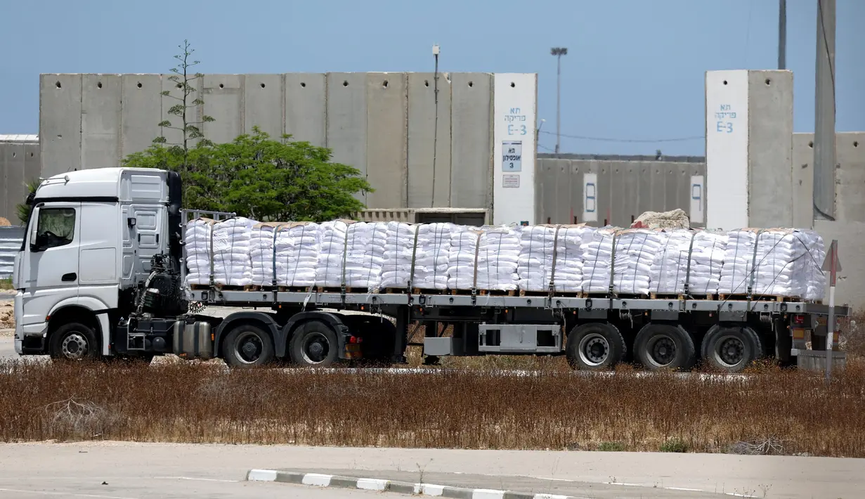 Israel mengumumkan bahwa mereka mengizinkan masuknya bantuan kemanusiaan secara terbatas masuk ke Gaza. (Jack GUEZ/AFP)