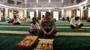 Umat muslim dengan mengenakan masker menghadiri salat Jumat di Masjid Raya Cinere, Depok, Jawa Barat, Jumat (20/3/2020). Masjid Raya Cinere tetap menggelar salat Jumat di tengah penyebaran virus corona Covid-19, meski begitu jemaah diimbau tetap menjaga kesehatan. (merdeka.com/Arie Basuki)