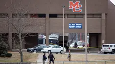 Pihak berwenang menyelidiki kasus penembakan mematikan yang terjadi di sebuah SMA Marshall County High School di Benton, Kentucky, Amerika Serikat, Selasa (23/1). Dua siswa dilaporkan tewas dalam kejadian tersebut. (Ryan Hermens/The Paducah Sun via AP)
