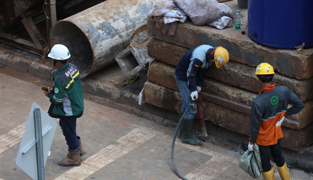 Revitalisasi ini mencakup pembangunan area pintu masuk (entrance) dan ruang multifungsi. Proyek ini bertujuan meningkatkan aksesibilitas dan fasilitas di area tersebut. Tampak dalam foto, aktivitas pekerja mengerjakan proyek revitalisasi Stasiun Bundaran HI Bank Jakarta di Jalan MH Thamrin, Senin 20 April 2026. (Kapanlagi.com/Budy Santoso)