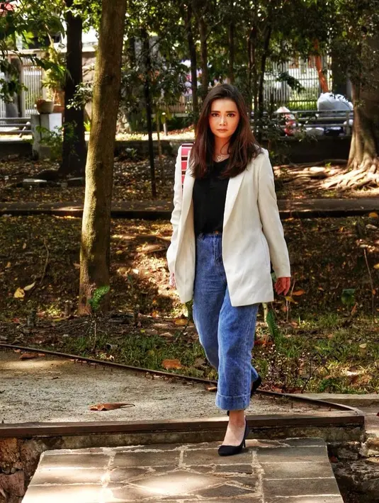 Berdasarkan pengakuan Denny Sumargo di channel YouTube-nya, sang istri merupakan seorang wanita karier. Olivia Allan, menurut Densu saat ini merupakan seorang pimpinan perusahaan.  (FOTO: Instagram)